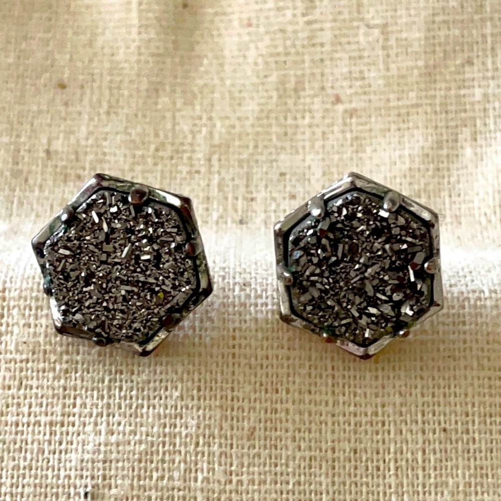 Kendra Scott Macy earrings in Silver & Platinum Drusy -retired- used